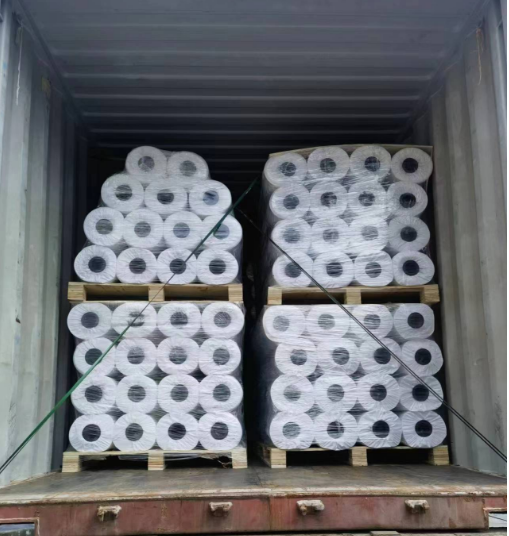 Membrane pré-appliquée auto-adhésive en PEHD de 2,4 m de largeur, prête à être expédiée.