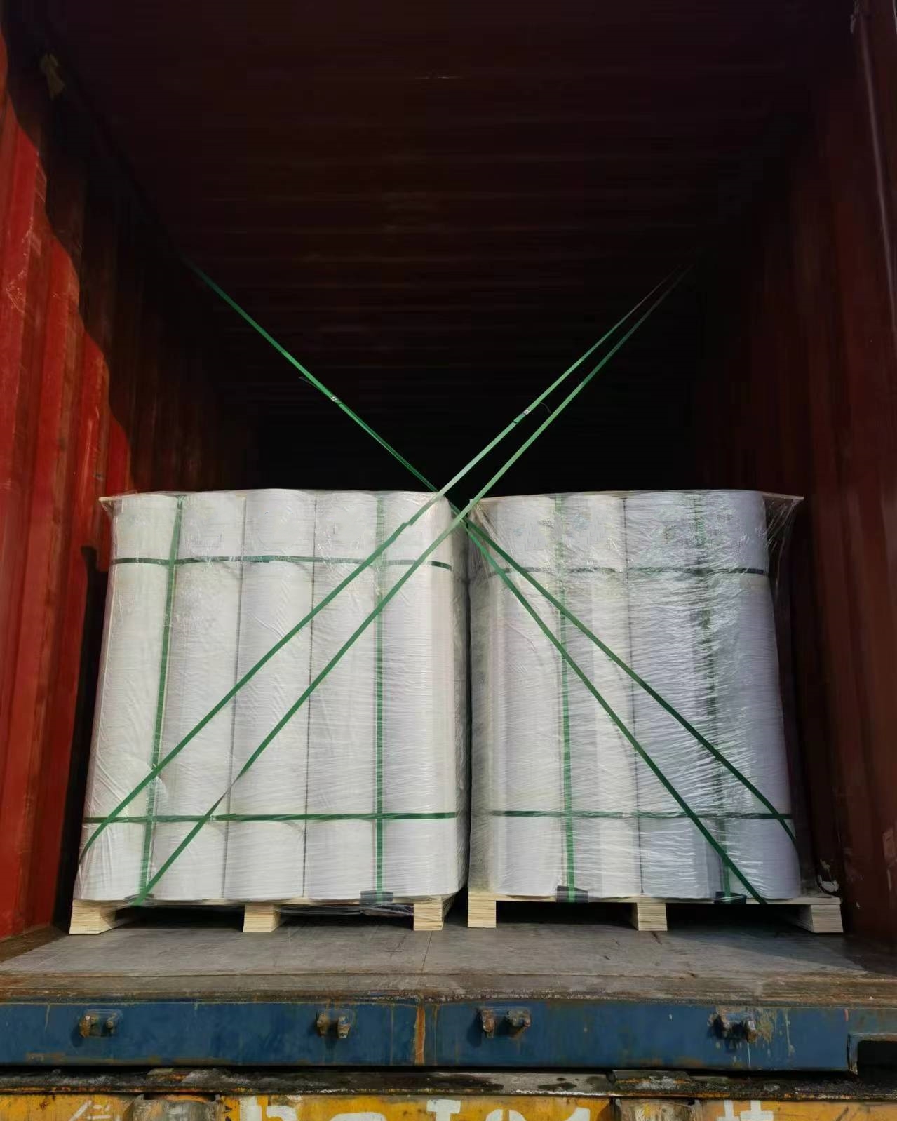 Membrane pré-appliquée auto-adhésive en PEHD de 1,2 m de largeur, prête à être expédiée.