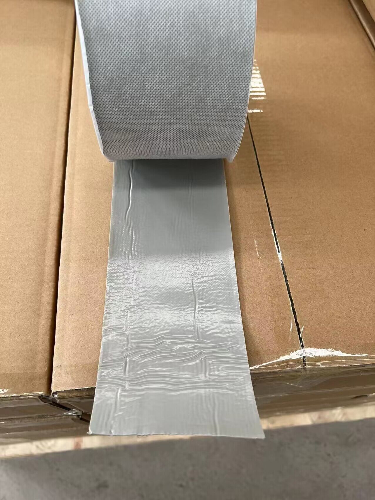 Le ruban butyle simple face à surface textile non tissée est prêt à être expédié.